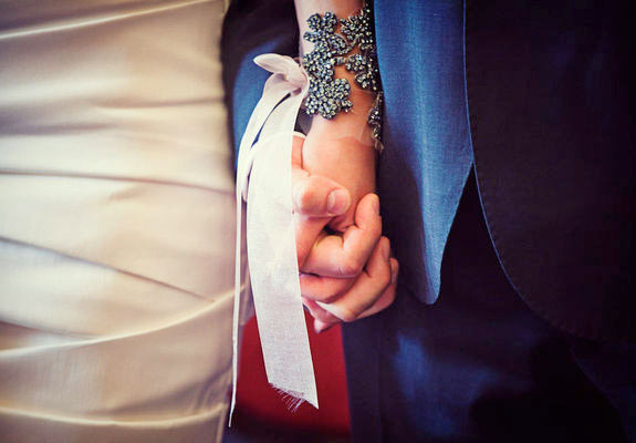 Elegancki ślub w Szwajcarii, Para Młoda trzyma się za ręce