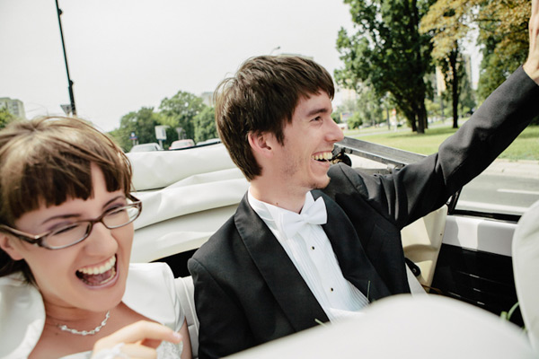 Nowożeńcy w samochodzie