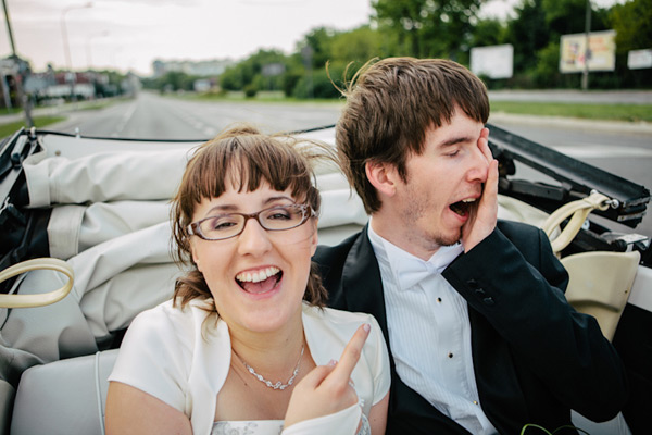 Nowożeńcy w samochodzie